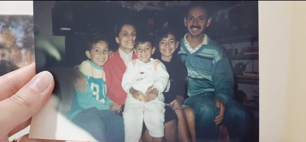 “Seu pai não está aqui. Ele não vai saber.”